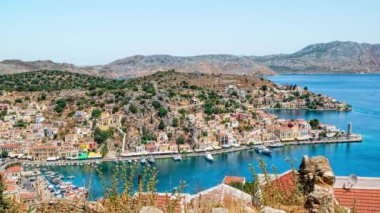 Symi, Yunanistan - Haziran 2019: 4k Zaman Dönemi. Yunanistan 'ın Dodecanese ada zincirinin bir parçası olan Rodos yakınlarındaki Simi Adası.