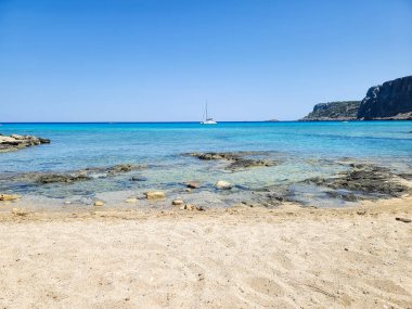 Yunanistan 'ın Rodos adasındaki Navarone Körfezi' ndeki kumsal.