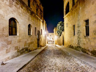 Geceleyin Yunanistan 'ın Rodos Kalesinde Ortaçağ Şövalyeleri Bulvarı.