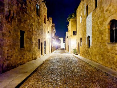 Geceleyin Yunanistan 'ın Rodos Kalesinde Ortaçağ Şövalyeleri Bulvarı.