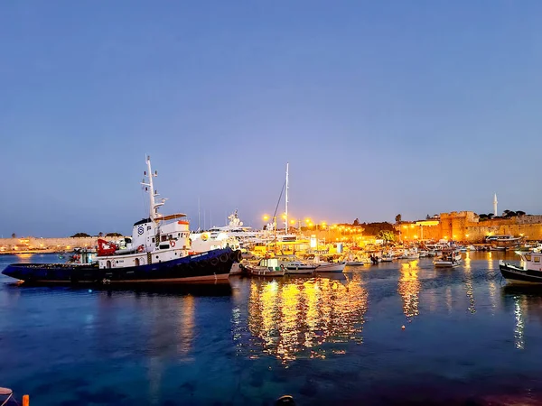 Rhodos Griekenland Juni 2021 Boten Haven Van Rhodos Nachts — Stockfoto