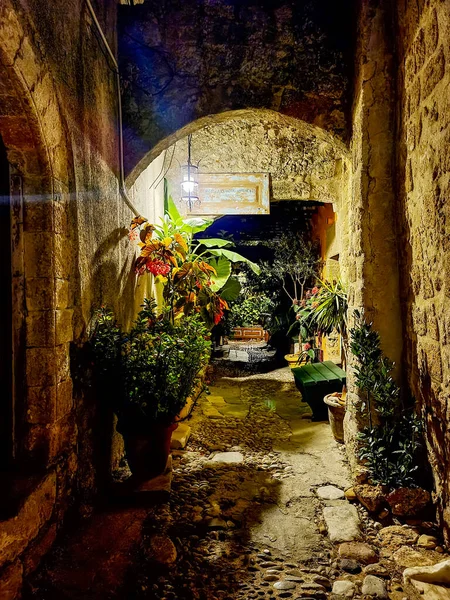 Rodos, Yunanistan - Haziran 2021: Akşamları Yunanistan 'ın Rodos kentinin çiçekli sokakları.