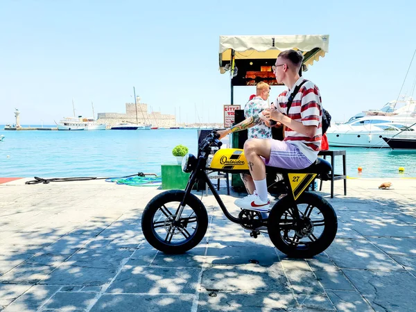 Rodos, Yunanistan - Haziran 2021: Rodos Adası, Yunanistan 'da sokak yaşamı
