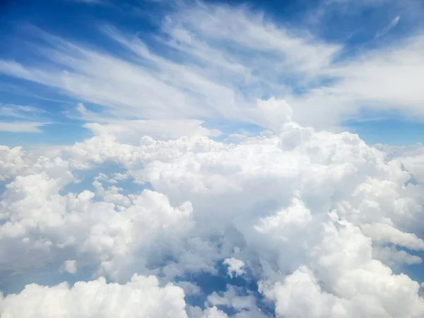 Fluffy Putih Awan Terhadap Langit Biru — Stok Foto