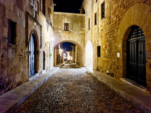 Geceleyin Yunanistan 'ın Rodos Kalesinde Ortaçağ Şövalyeleri Bulvarı.