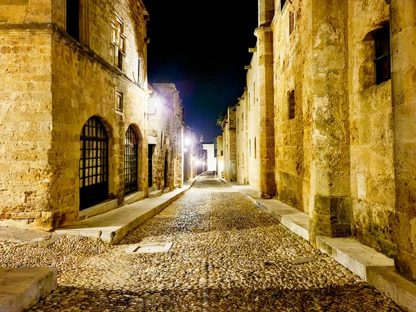 Geceleyin Yunanistan 'ın Rodos Kalesinde Ortaçağ Şövalyeleri Bulvarı.