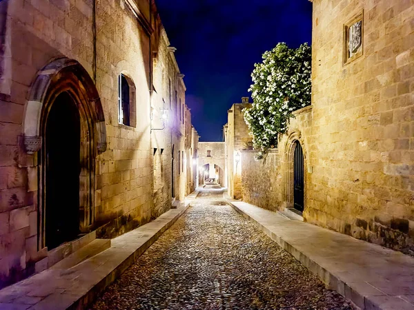 Geceleyin Yunanistan 'ın Rodos Kalesinde Ortaçağ Şövalyeleri Bulvarı.