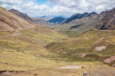 Peru 'nun Cusco ili, Peru' da Vinicunca Gökkuşağı Dağı 'na yakın bir yer..