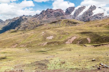 Peru 'nun Cusco ili, Peru' da Vinicunca Gökkuşağı Dağı 'na yakın bir yer..