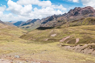 Peru 'nun Cusco ili, Peru' da Vinicunca Gökkuşağı Dağı 'na yakın bir yer..