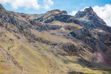 Peru 'nun Cusco ili, Peru' da Vinicunca Gökkuşağı Dağı 'na yakın bir yer..