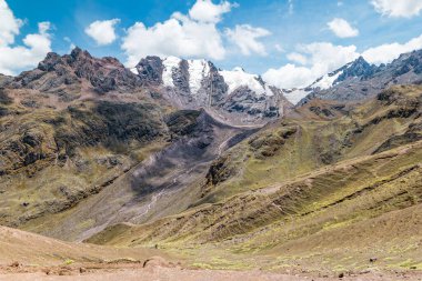 Peru 'nun Cusco ili, Peru' da Vinicunca Gökkuşağı Dağı 'na yakın bir yer..