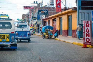 Juliaca, Peru - Ekim 2021: Peru 'da Juliaca sokaklarında günlük yaşam.