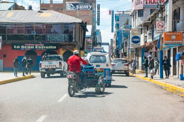 Juliaca, Peru - Ekim 2021: Peru 'da Juliaca sokaklarında günlük yaşam.
