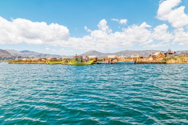 Peru 'daki Titicaca Gölü' nde yüzen Uros Adaları.