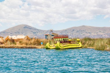 Peru 'daki Titicaca Gölü' ndeki Uros adalarında geleneksel tekne..