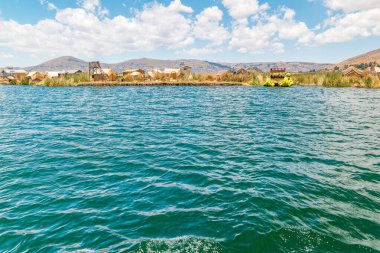 Peru 'daki Titicaca Gölü' nde yüzen Uros Adaları.