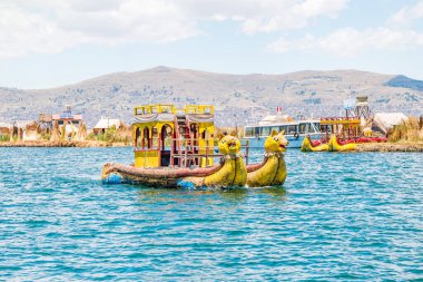 Peru 'daki Titicaca Gölü' ndeki Uros adalarında geleneksel tekne..