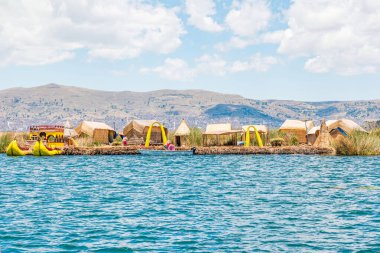 Peru 'daki Titicaca Gölü' nde yüzen Uros Adaları.