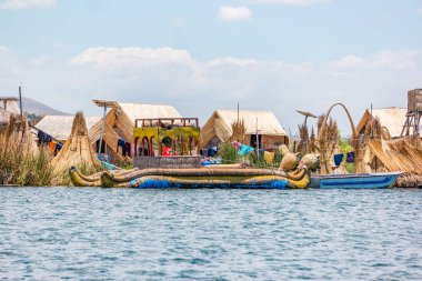 Peru 'daki Titicaca Gölü' nde yüzen Uros Adaları.