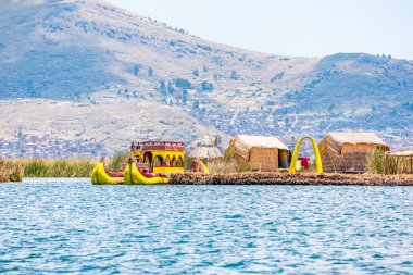 Peru 'daki Titicaca Gölü' nde yüzen Uros Adaları.