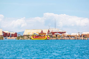 Peru 'daki Titicaca Gölü' nde yüzen Uros Adaları.