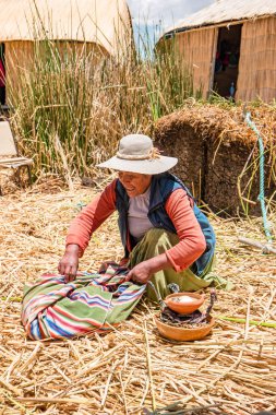 Uros, Peru - Ekim 2021: Peru 'daki Titicaca Gölü' ndeki yüzen Uros Adaları 'ndaki insanlar.