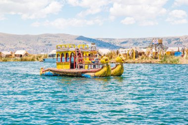 Uros, Peru - Ekim 2021: Peru 'daki Titicaca Gölü' ndeki Uros adalarında geleneksel tekne.