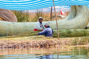 Uros, Peru - Ekim 2021: Peru 'daki Titicaca Gölü' ndeki yüzen Uros Adaları 'ndaki insanlar.