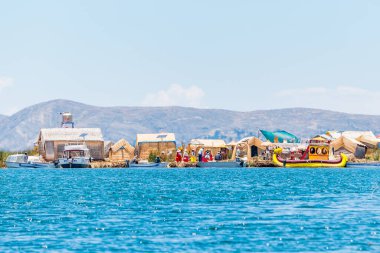 Uros, Peru - Ekim 2021: Peru 'daki Titicaca Gölü' ndeki yüzen Uros Adaları 'ndaki insanlar.