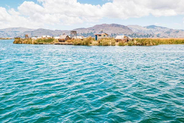 Peru 'daki Titicaca Gölü' nde yüzen Uros Adaları.