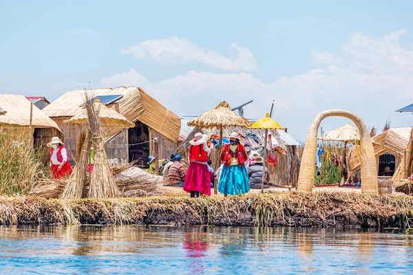 Uros Peru October 2021 People Floating Uros Islands Lake Titicaca — Stock Photo, Image