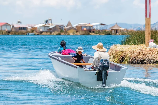 Uros Peru Outubro 2021 Pessoas Nas Ilhas Uros Flutuantes Lago — Fotografia de Stock