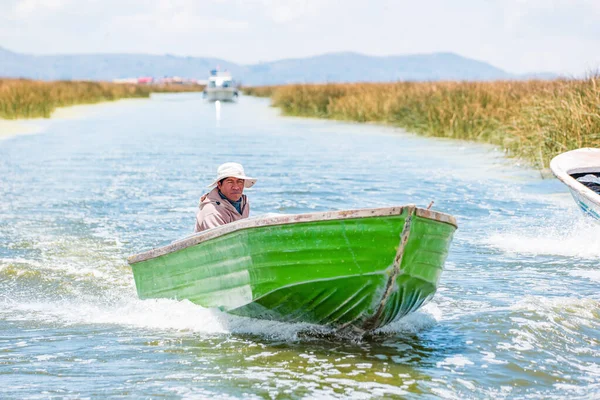 Uros Perú Octubre 2021 Gente Las Islas Uros Flotantes Lago —  Fotos de Stock