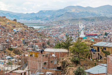 Puno, Peru 'da Titicaca Gölü kıyısında bir şehirdir..