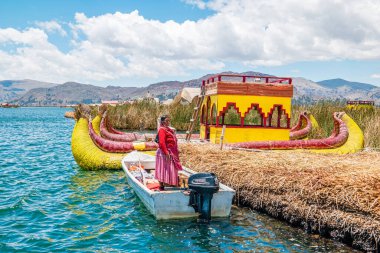 Uros, Peru - Ekim 2021: Peru 'daki Titicaca Gölü' ndeki yüzen Uros Adaları 'ndaki insanlar.