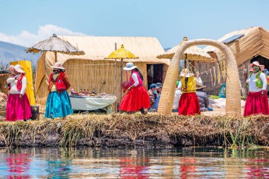 Uros, Peru - Ekim 2021: Peru 'daki Titicaca Gölü' ndeki yüzen Uros Adaları 'ndaki insanlar.
