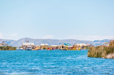 Uros, Peru - Ekim 2021: Peru 'daki Titicaca Gölü' ndeki yüzen Uros Adaları 'ndaki insanlar.