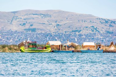 Peru 'daki Titicaca Gölü' nde yüzen Uros Adaları.