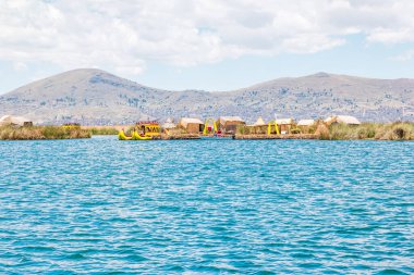 Peru 'daki Titicaca Gölü' nde yüzen Uros Adaları.