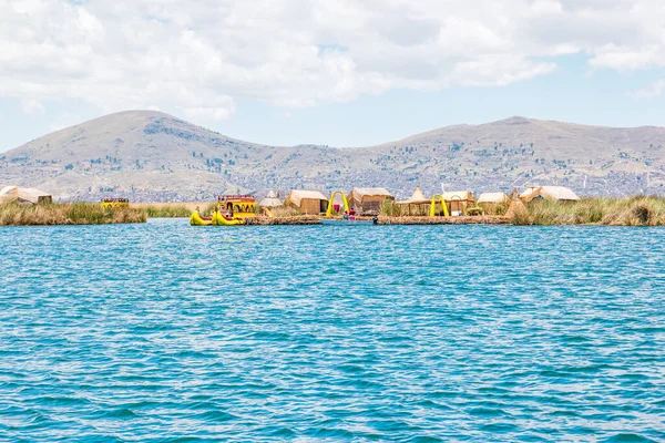 Peru 'daki Titicaca Gölü' nde yüzen Uros Adaları.
