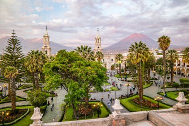 El Misti yanardağının arka planındaki Arequipa 'nın ana meydanı..