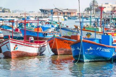 Paracas, Peru - Ekim 2021: Peru 'daki Paracas Körfezi' nde çok renkli tekneler.