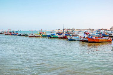 Paracas, Peru - Ekim 2021: Peru 'daki Paracas Körfezi' nde çok renkli tekneler.
