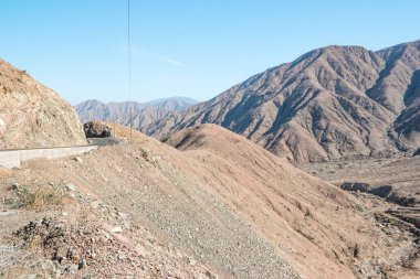 Nazca ve Cusco arasındaki Peru And Dağları 'ndan geçen yılan yolu..