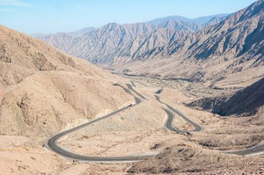 Nazca ve Cusco arasındaki Peru And Dağları 'ndan geçen yılan yolu..