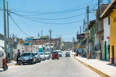 Puquio, Peru - Ekim 2021: Peru 'da tipik küçük bir kasabanın sokaklarında günlük yaşam.