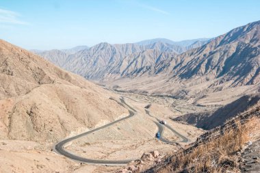 Nazca ve Cusco arasındaki Peru And Dağları 'ndan geçen yılan yolu..