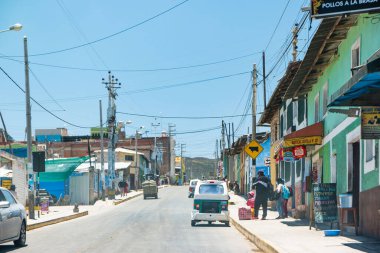 Puquio, Peru - Ekim 2021: Peru 'da tipik küçük bir kasabanın sokaklarında günlük yaşam.