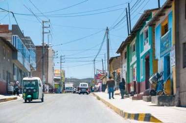 Puquio, Peru - Ekim 2021: Peru 'da tipik küçük bir kasabanın sokaklarında günlük yaşam.